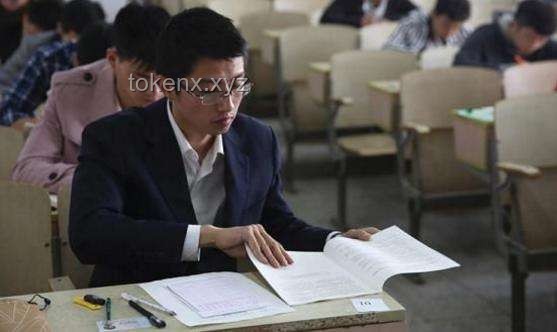 八次考试考生采访分析：毅力、策略与心态的对比